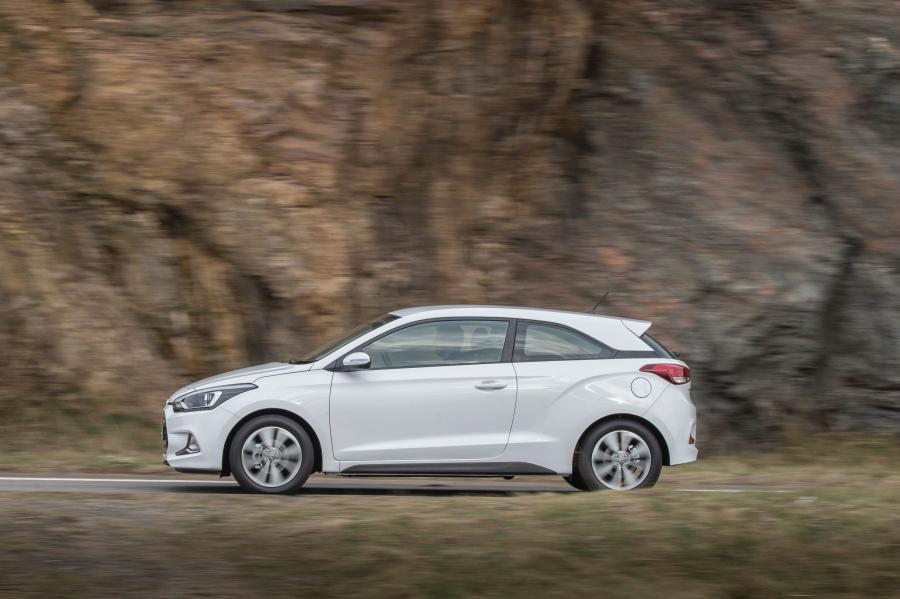  Hyundai i20 Coupe 2015 года  (UK) (фото 18 из 30)